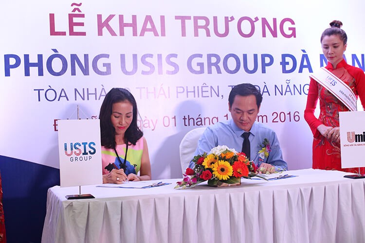 Representative of USIS Group and Umit Fingerprint Biometric Company performing ceremony of strategic cooperation signing
